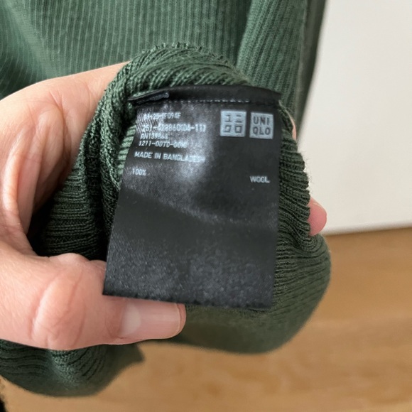 Uniqlo Turtle neck wool sweater - Picture 2 of 5